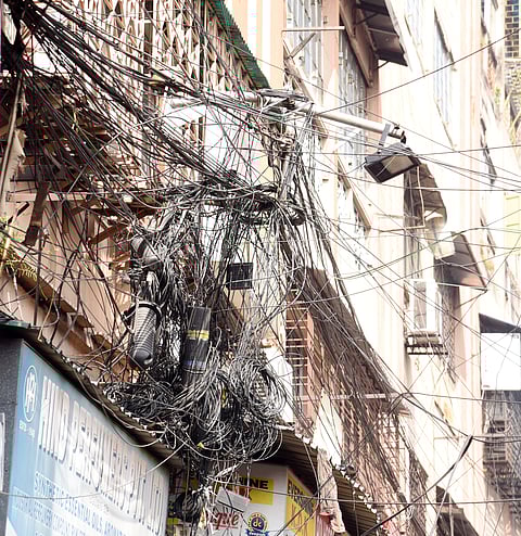  इजरा स्ट्रीट में फैला तारों का मकड़जाल