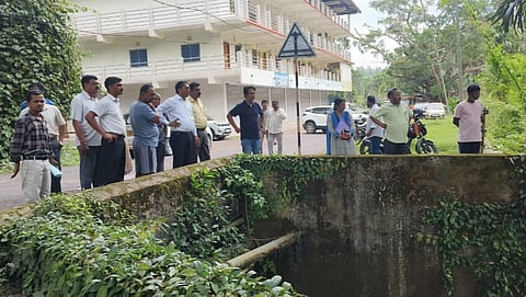 दक्षिण अंडमान जिला परिषद के अध्यक्ष प्रकाश अधिकारी बाढ़ प्रभावित क्षेत्र का संयुक्त निरीक्षण करते हुए