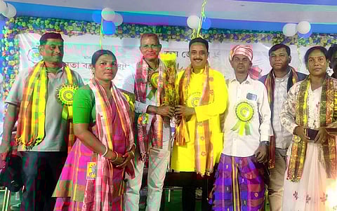 खड़गपुर के गोपाली में बिरसा मुंडा की जयंती पर आयोजित मेले में मंचस्थ अतिथिगण