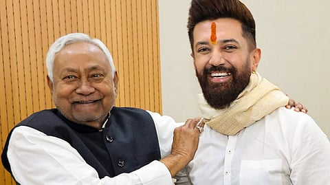 पटना में मुख्यमंत्री नीतीश कुमार से भेंट करते हुए केंद्रीय मंत्री चिराग पासवान