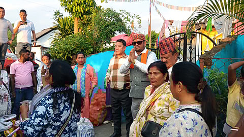 बाढ़ पीड़ितों बीच बिमल गुरुंग