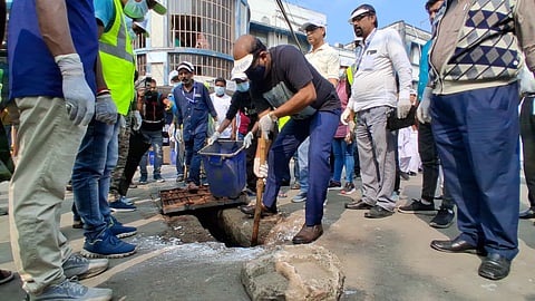 सफाई करते अस्पताल के अधिकारी व कर्मचारी