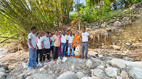 प्रदर्शन में शामिल स्थानीय लोग