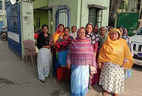 वार्ड 33 में पानी की पाइप लाइन तोड़ने से स्थानीय लोगों को हो रही समस्या 