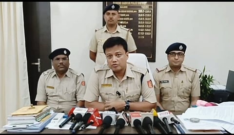 प्रेस को संबोधित करते हुए एएसपी जोनल मिथुन कुमार दे 