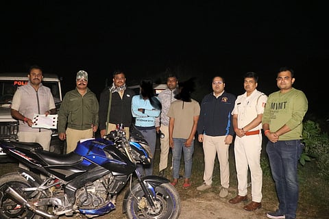 गिरफ्तार दोनों तस्कर और पुलिस अधिकारी