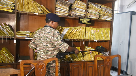  बम स्क्वॉड की टीम द्वारा राजभवन में तलाशी किया जा रहा 