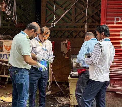 सोमवार को इजरा स्ट्रीट स्थित घटनास्थल से नमूना संग्रह करते फॉरेंसिक विशेषज्ञ