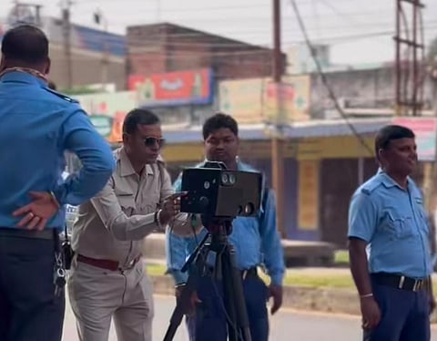 वाहनों की गति पर अंकुश लगाने के लिए ट्रैफिक पुलिस ने की कार्रवाई