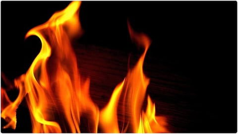 एम्बुलेंस में लगी आग नवजात सहित चार की दर्दनाक मौत 