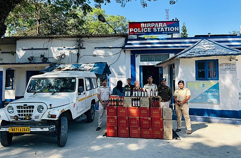 जब्त शराब के साथ पुलिस