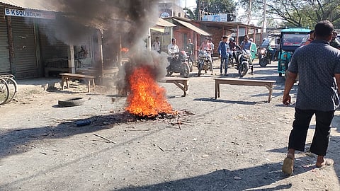 टायर जलाकर प्रदर्शन