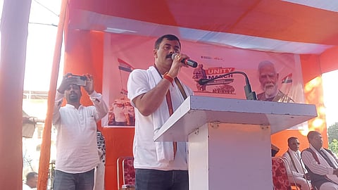 मंच पर रायगंज के सांसद कार्तिक चंद्र

