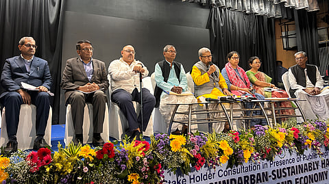 सुंदरवन को लेकर अहम बैठक हुई। इस बैठक में मंत्री डॉ. मानस रंजन भुइयां, सांसद प्रतिमा मंडल, मंत्री बंकिम चंद्र हाजरा,सबीना यास्मीन, विधायक समीर जाना, सुंदरवन विभाग के अतिरिक्त मुख्य सचिव अत्रि भट्टाचार्य, सिंचाई व जलपथ विभाग के प्रिंसिपल सेक्रेटरी मनीष जैन, कृषि विभाग के प्रिंसिपल सेक्रेटरी ओंकार सिंह मीणा मौजूद थे
 