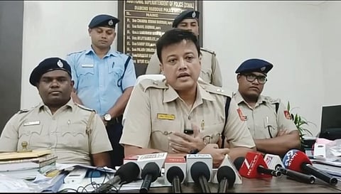 डायमंड हार्बर पुलिस के एएसपी जोनल मितुन कुमार दे प्रेस कांफ्रेंस को संबोधित करते हुए 