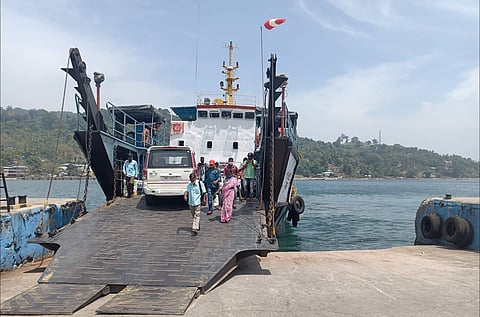 आपातकालीन मरीजों और शव वाहन के फेरी में प्रवेश को प्राथमिकता