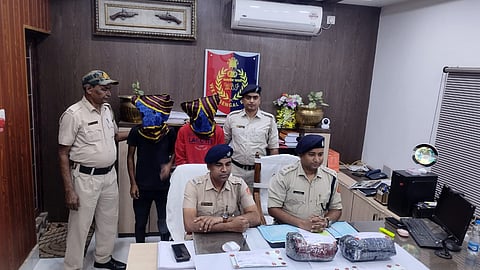गिरफ्तार दोनों तस्कर और पुलिस अधिकारी 