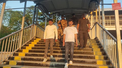 कालियागंज रेलवे स्टेशन पर सांसद कार्तिक चंद्र पाल

