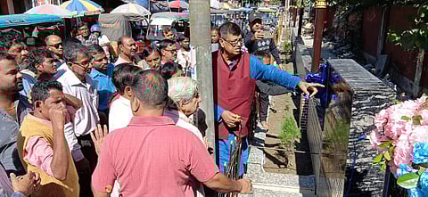 नगर पालिका के अध्यक्ष रविंद्र नाथ घोष द्वारा पार्क का उद्घाटन