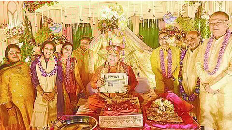 सॉल्टलेक सांस्कृतिक संसद की ओर से आयोजित श्री भक्तमाल कथा एवं वृंदावन के स्वयं प्रकट ठाकुर जी के प्राकट्य की कथा सुनाते हुए गौर दास जी महाराज। साथ में हैं सन्मार्ग की निदेशक रुचिका गुप्त, ललित बेरीवाल, मंजुलता बेरीवाल, संजय अग्रवाल, ऋतु अग्रवाल, अमित पोद्दार, सुभाष मुरारका