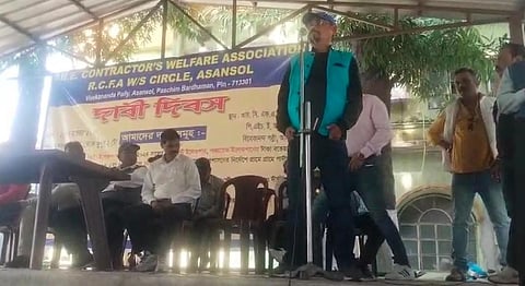 PHE के ठेकेदारों और कर्मचारियों ने विभिन्न मांगों को लेकर किया प्रदर्शन