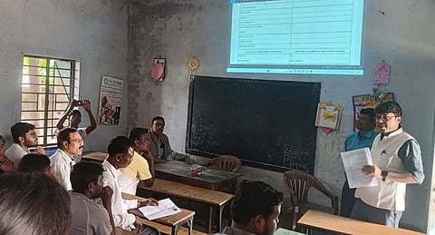 संथाली भाषा में लोगों को समझाकर भरवाया गया फॉर्म