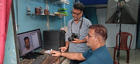 फोटो स्टूडियो के संचालक फोटो निकालने में व्यस्त 