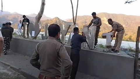 आई लव जयंती प्वाइंट हटाते वन विभाग के कर्मी

