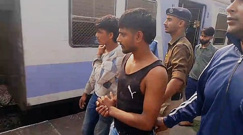 ट्रेन में महिला से छिनतई कर भाग रहे दो अभियुक्तों को पकड़ कर ले जाती पुलिस