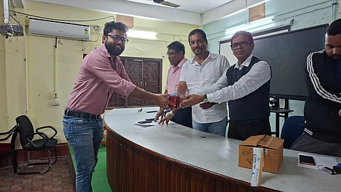 सम्मानित होते कर्मवीर

