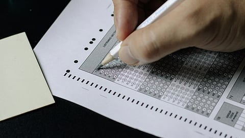 परीक्षा की तारीख तय होने के बावजूद पहले शुरू कर दी गई समेटिव परीक्षा