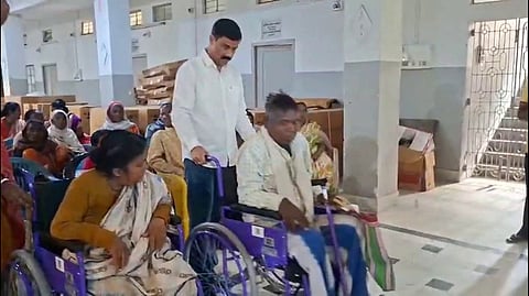 व्हीलचेयर मिलने पर खुश होते दिव्यांग

