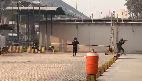 पाकिस्तान के पेशावर में आत्मघाती हमला, तीन सुरक्षाकर्मी मारे गए