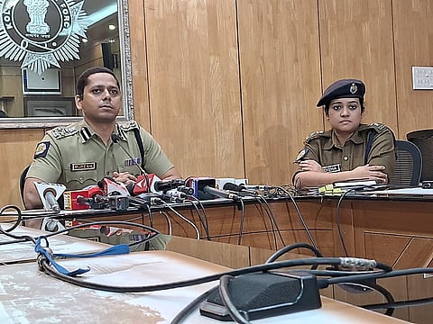 संवाददाताओं को  संबोधित करते ज्वाइंट सीपी क्राइम  रूपेश कुमार