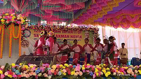 समारोह में नृत्य करती बालिकाएं

