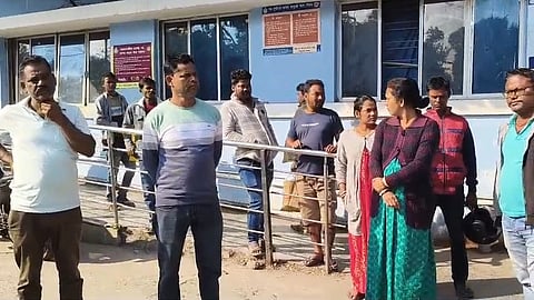 अस्पताल परिसर में उपस्थित परिवार के लोग

