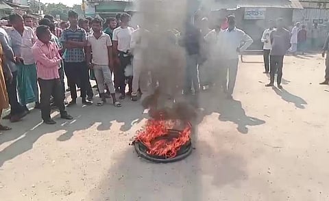 सड़क पर जलता हुआ टायर
