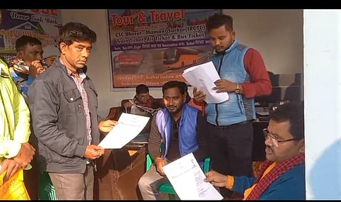 समारोह में उपस्थित लोग

