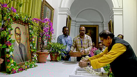 पश्चिम बंगाल विधानसभा में संविधान दिवस पर स्पीकर विमान बनर्जी ने बी आर अंबेडकर की तस्वीर पर माल्यार्पण किया