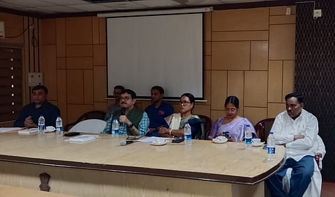 डायमंड हार्बर के एसडीओ शुभ्रजीत गुप्ता बैठक को संबोधित करते हुए, साथ में हैं, शेख मोहम्मद शाहीदुल्ला व अन्य  