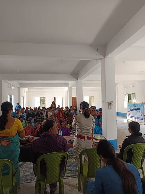 जागरूकता शिविर में उपस्थित लोग

