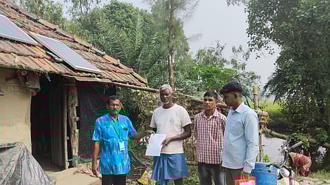 बीएलओ दीपक सामंत एनुमरेशन फॉर्म संग्रह करते हुए 