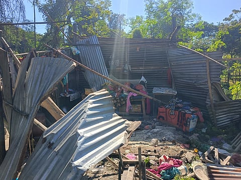 हाथी हमले के बाद क्षतिग्रस्त घर