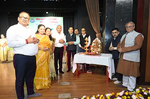 गीता जयंती महोत्सव के दौरान मौजूद पद्मश्री प्रह्लाद राय अग्रवाल, अनिल कुमार पोद्दार, मीतू कानोडिया, सविता पोद्दार, अरविंद बियानी, मनीष अग्रवाल, रवि शंकर सिकरिया, प्रो. कमलकांत मिश्रा, योगेश राज उपाध्याय व अन्य 