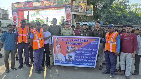 'सेफ लाइफ सेफ ड्राइव' को बढ़ावा देते ट्रैफिक और पुलिस कर्मी