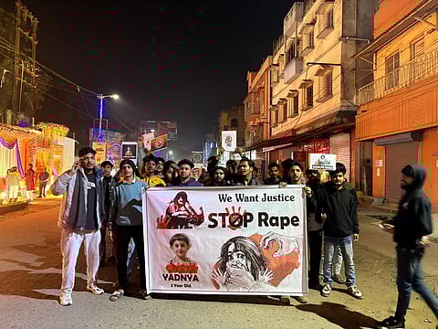 खड़गपुर के मलिंचा में युवाओं की ओर से निकाला जा रहा कैंडल मार्च