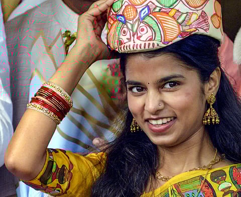 पीली साड़ी और पाग पहनकर शपथ लेने सदन पहुंचीं मैथिली ठाकुर, रहीं आकर्षण की केंद्र