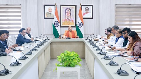  लखनऊ में धान खरीद पर समीक्षा बैठक करते हुए CM योगी आदित्यनाथ