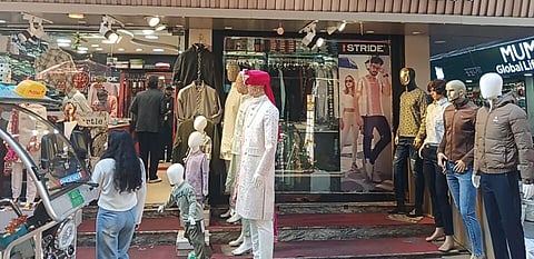 डिजाइनिंग व आकर्षक शेरवानी से सजे कपड़े की दुकान