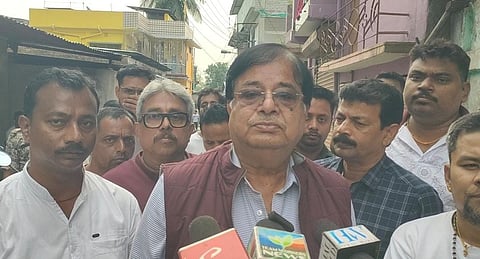 प्रेस के समक्ष दहाड़ते उत्तर बंगाल विकास मंत्री उदयन गुहा